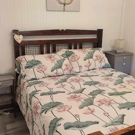 Chalet Dans La Foret....Adorable 1 Bedroom Chalet Surrounded By Woodland Pressignac Екстериор снимка